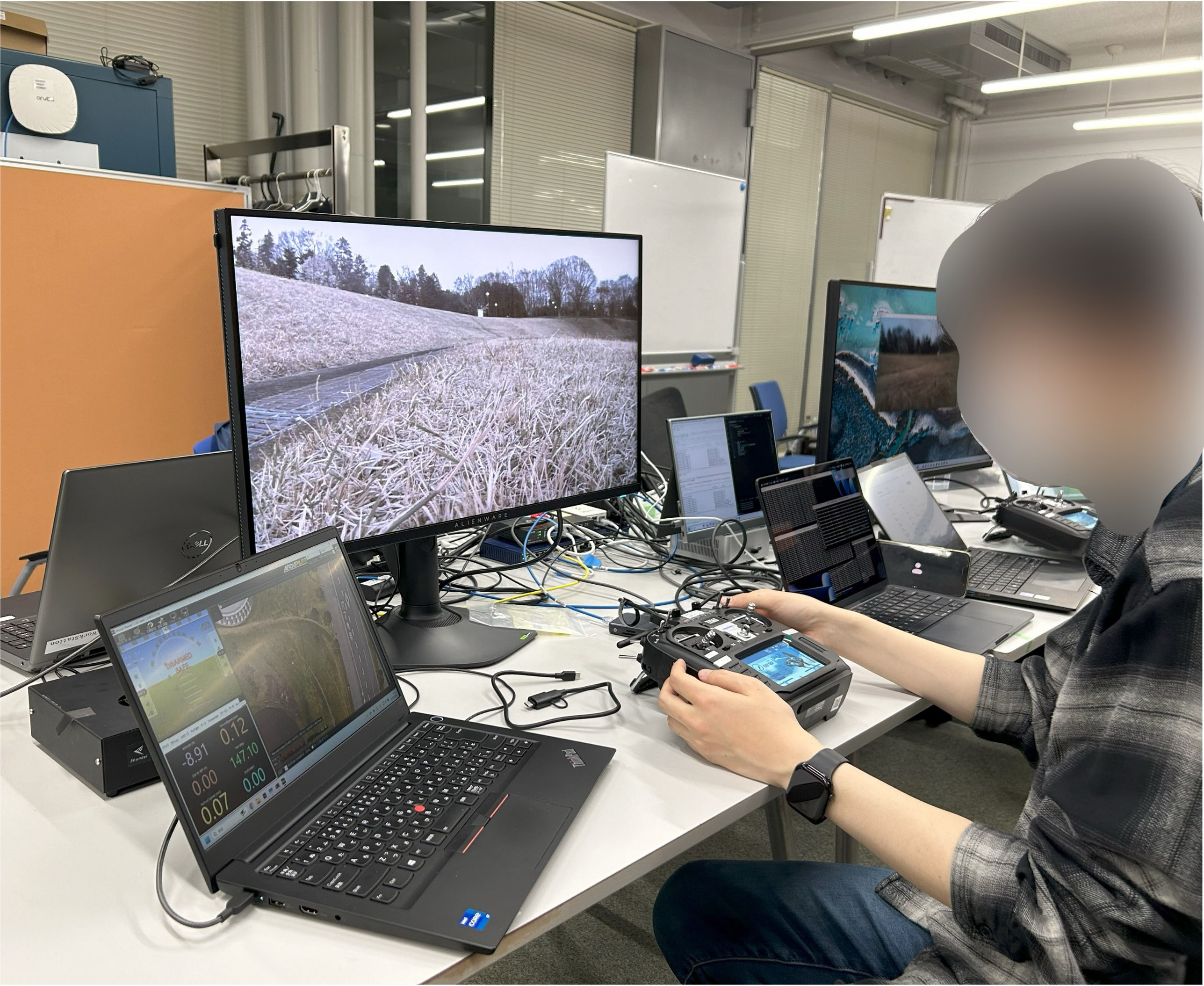 屋内からの遠隔操縦の様子