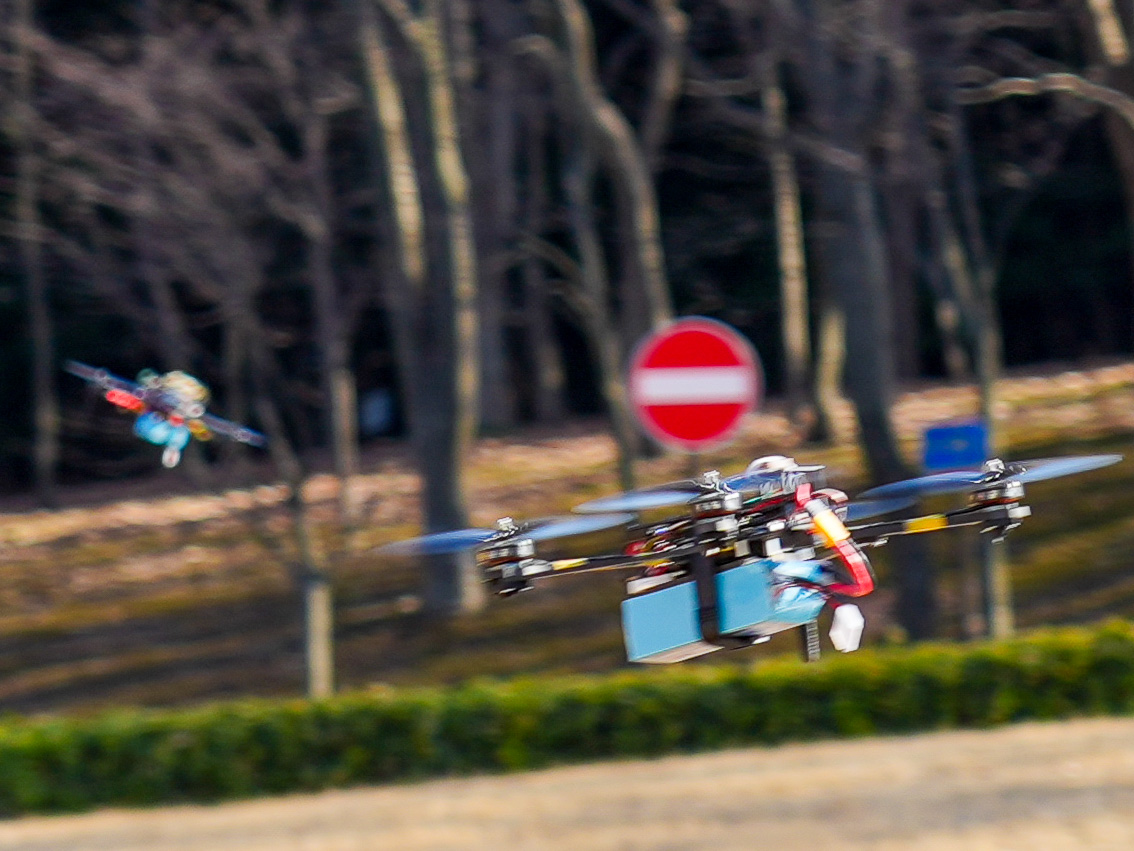 慶應義塾大学との研究で、5Gを用いたレースドローンのフルIP操縦・映像伝送によるBVLoS飛行を実証しました。